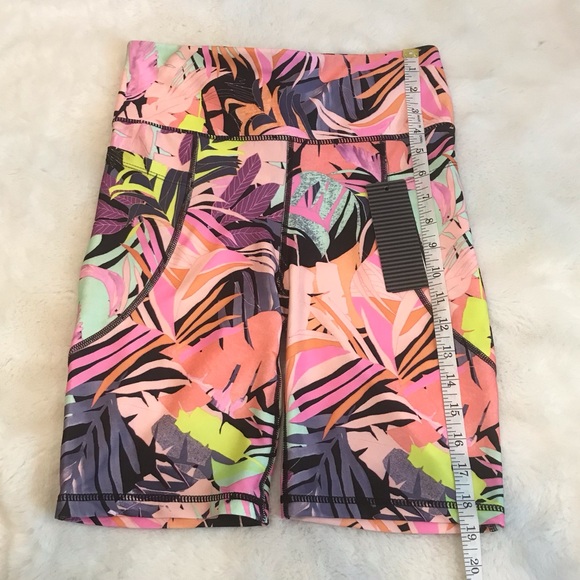 Bebe Sport Women’s Black Tropical Print Biker Shorts size Small NWT - Picture 7 of 9